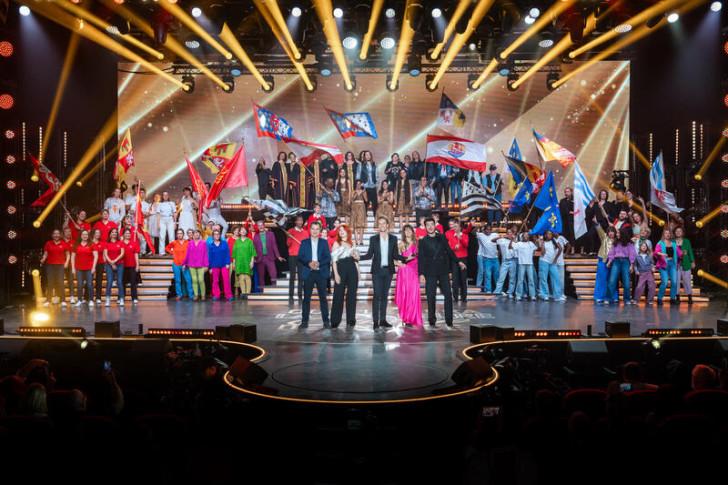 Cyril Féraud sur la scène du cabaret entouré par les membres du jury et les dix chorales